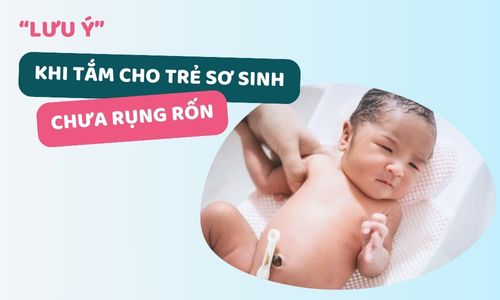 Cách tắm cho bé chưa rung rốn