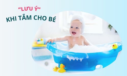 tắm cho bé mấy giờ là tốt nhất