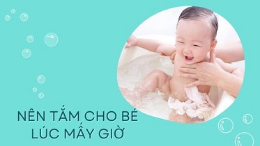 tắm cho trẻ lúc mấy giờ là tốt nhất