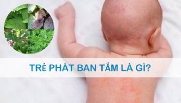 Trẻ bị phát ban mẹ nên tắm lá gì