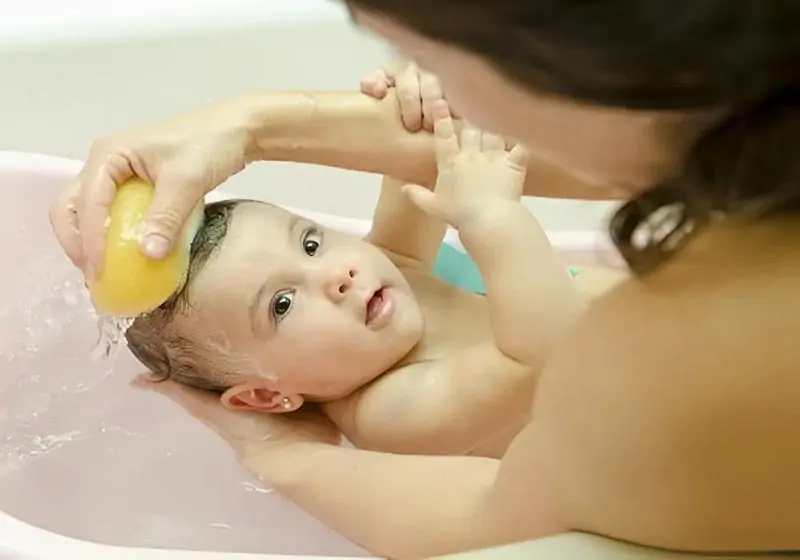 Có nên chọn sữa tắm thơm lâu cho bé không?