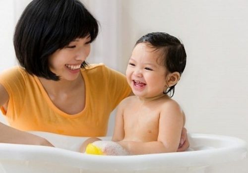 có nên tắm cho bé sau khi chích ngừa