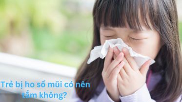 Trẻ bị ho sổ mũi có nên tắm không