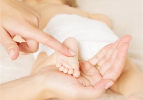 Cách massage chân cho bé trị ho