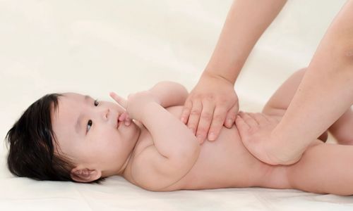 cách massage giúp bé ngủ ngon