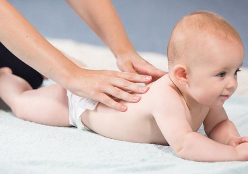 Cách massage cho bé bị ho