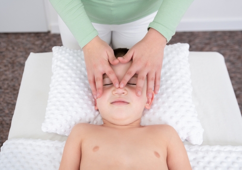 cách massage mặt cho trẻ