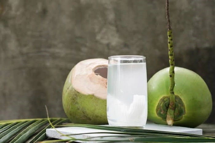 anh uong sat voi nuoc dua duoc khong 1