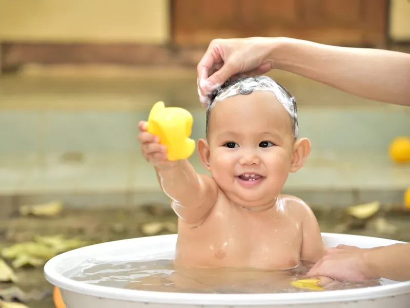 tắm lá khế cho trẻ sơ sinh