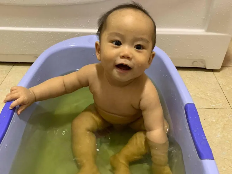 trẻ bị cảm cúm tắm lá gì