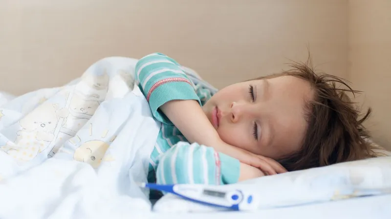 trẻ sốt siêu vi có tắm được không