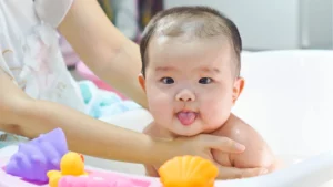 trẻ sốt siêu vi có tắm được không