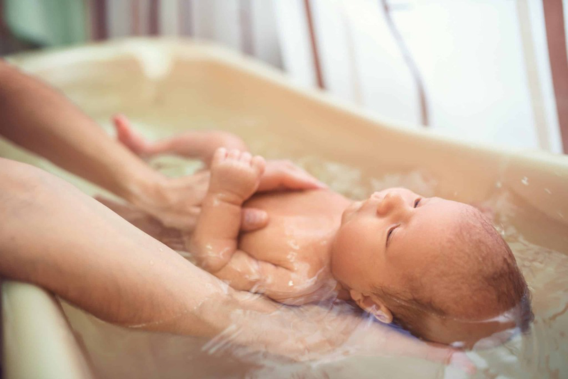 trẻ sốt siêu vi có tắm được không