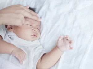 trẻ sốt siêu vi có tắm được không