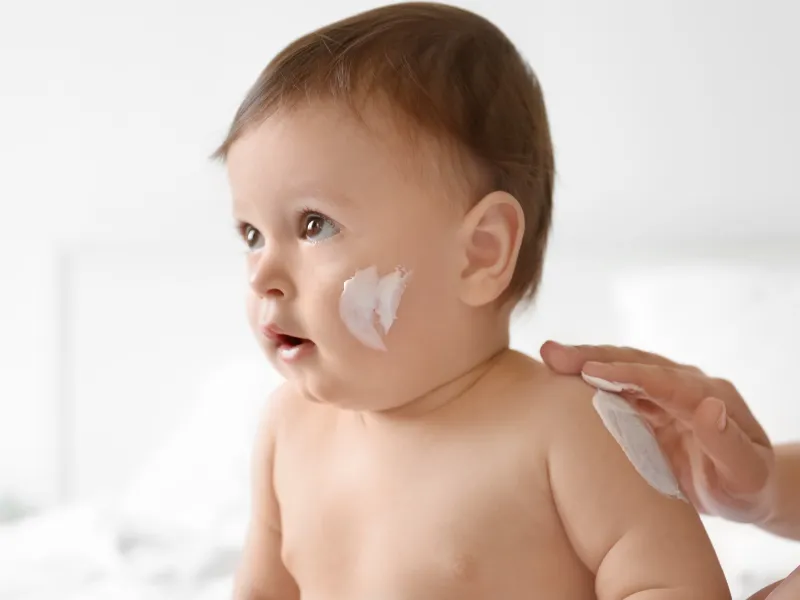 Vì sao bé cần dùng kem dưỡng ẩm toàn thân mỗi ngày?