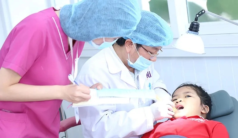 Bé bị sâu răng sữa phải làm sao? 