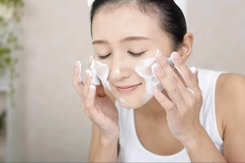 Da dầu nhạy cảm dùng sữa rửa mặt nào? 