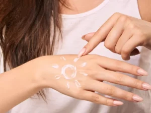 Da nhạy cảm có nên dùng kem chống nắng không?