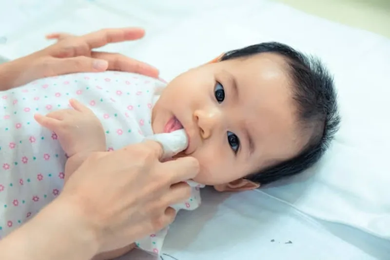 Cách xử lý khi lưỡi bé bị đốm trắng
