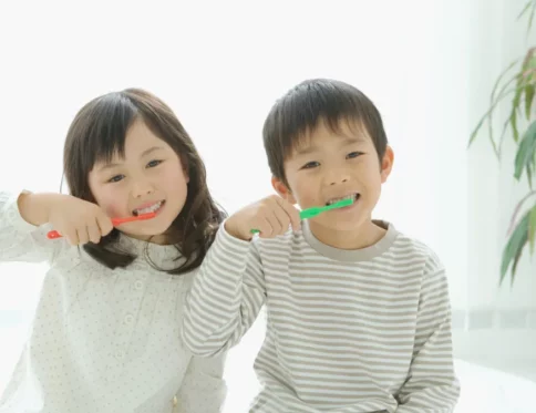 Nen danh rang cho be tu khi nao Huong dan tu A Z theo tung giai doan