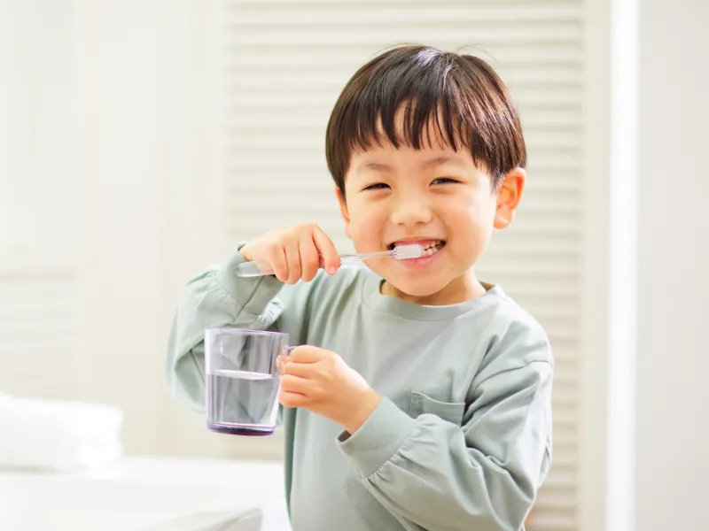 cách làm sạch răng bé bị mảng bám đen an toàn