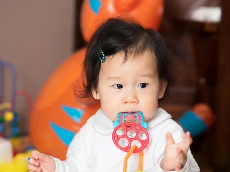 Giải pháp khi bé mọc răng không chịu bú bình
