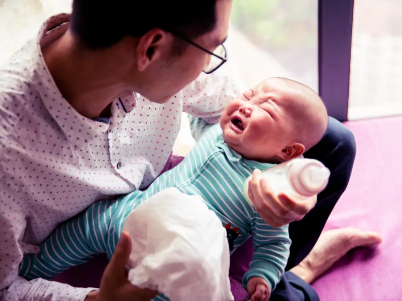 Bé mọc răng không chịu bú bình phải làm sao?