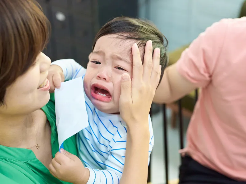 Bé mọc răng không chịu bú bình phải làm sao?