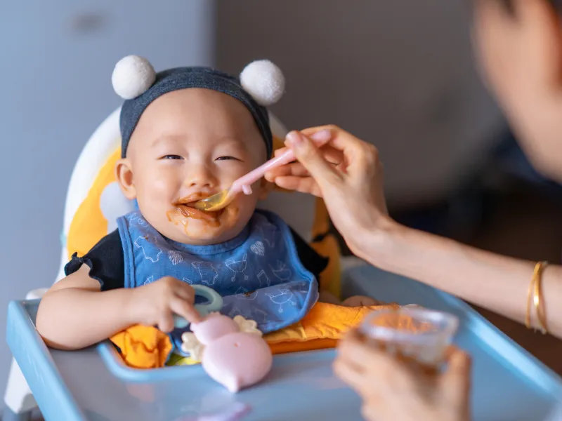 Giải pháp khi bé mọc răng không chịu bú bình
