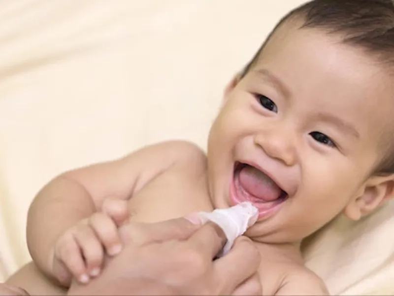 Những cách hỗ trợ giảm sưng lợi cho bé