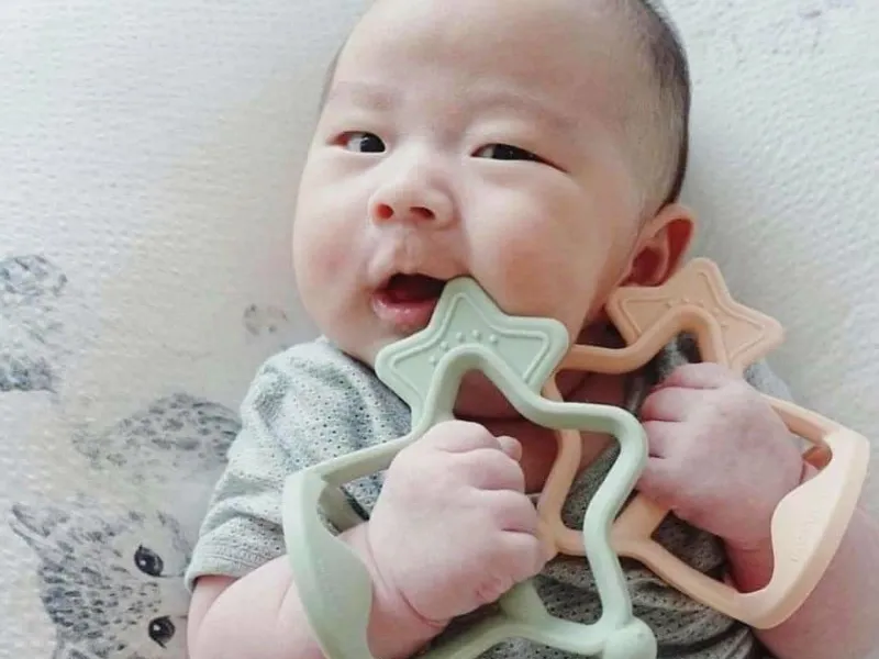 Những cách hỗ trợ giảm sưng lợi cho bé