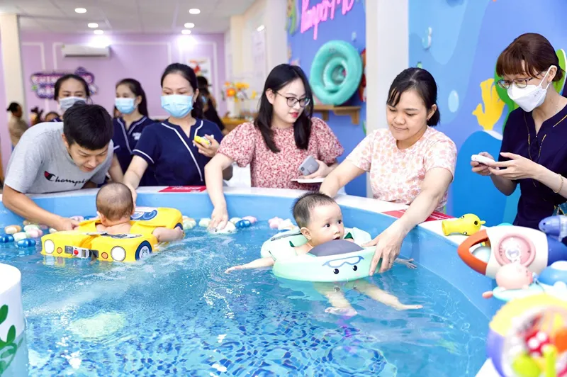 Lợi ích tắm thủy liệu cho bé