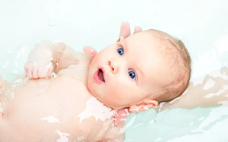 Da bé bị cháy nắng phải làm sao? Nhanh chóng làm mát da cho bé