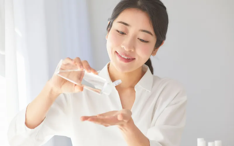 Chuẩn bị da bằng Toner và Serum (Tạo môi trường ẩm)