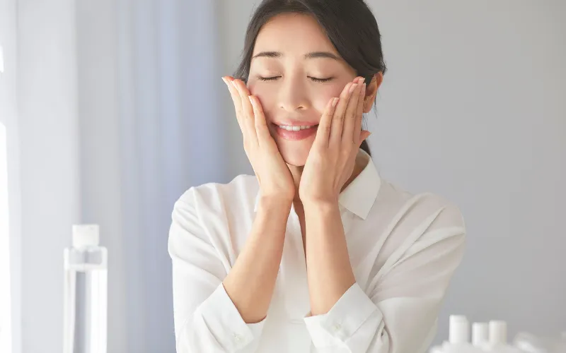 Phương pháp “Khóa ẩm” bằng dầu dừa (Massage & Thoa)