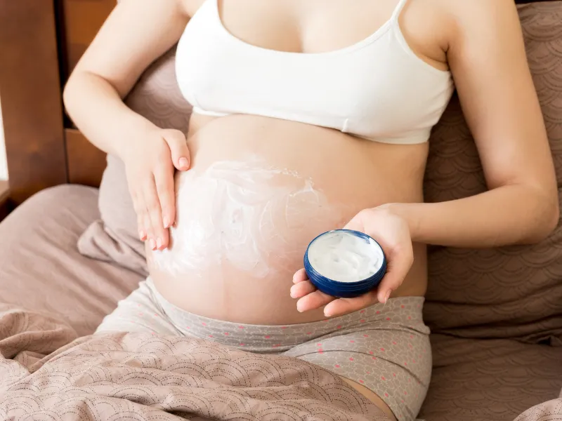 Giải đáp: Bị rạn da màu trắng có tự hết không?