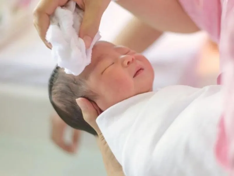 Cách chăm sóc và chữa chàm tai tại nhà