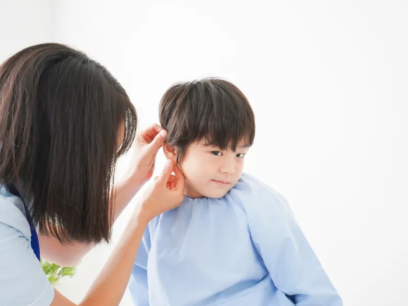 Trẻ bị nứt kẽ tai bôi thuốc gì? 