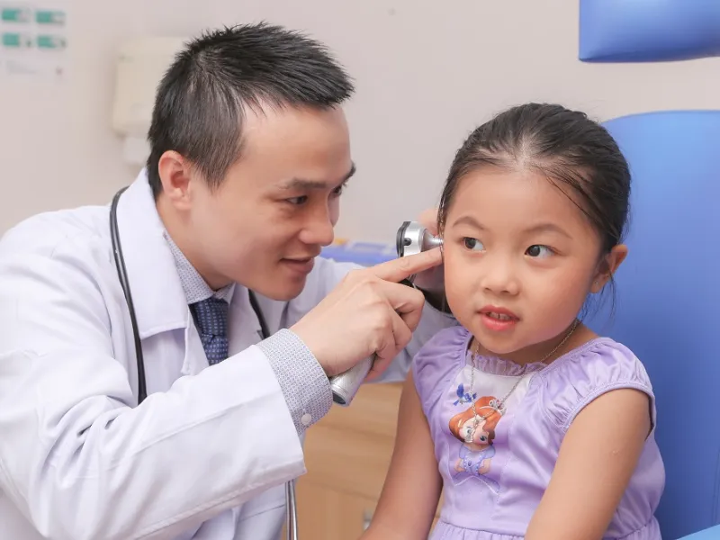 Trẻ bị nứt kẽ tai bôi thuốc gì? – Phân loại theo nguyên nhân