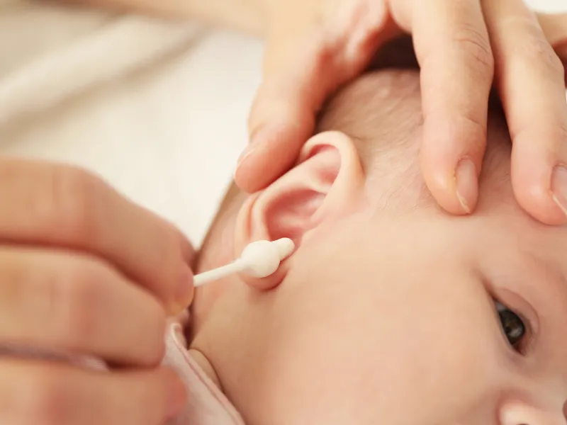 Cách chăm sóc vùng vành tai bị đóng vảy cho trẻ tại nhà đơn giản