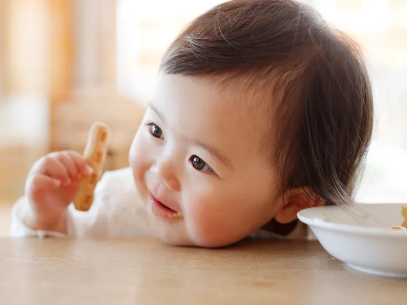 Cách chăm sóc vùng vành tai bị đóng vảy cho trẻ tại nhà đơn giản