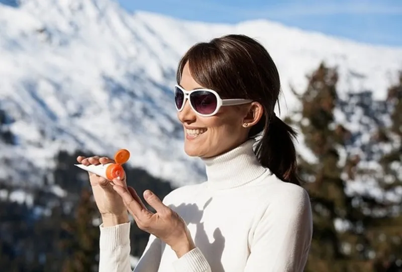 Mùa đông có cần bôi kem chống nắng không?