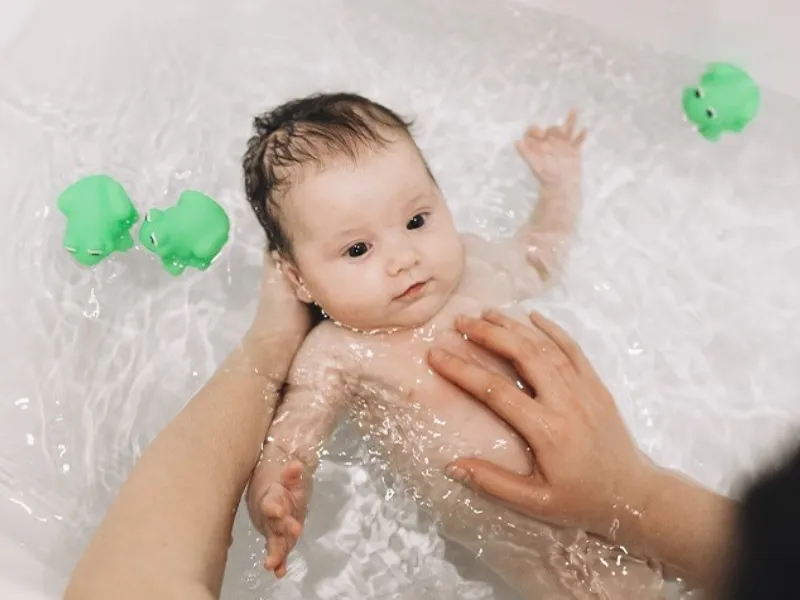 Cách chăm sóc trẻ bị nổi mẩn ở cổ