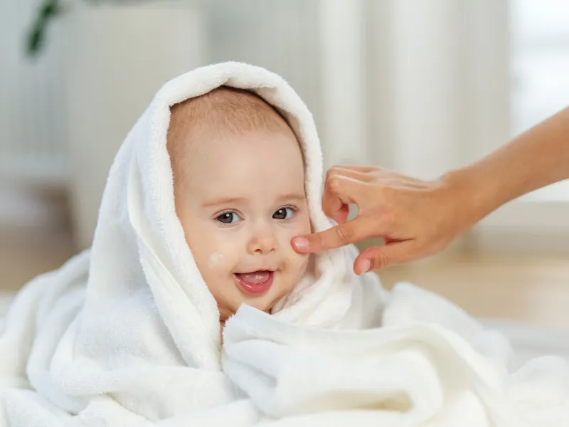 Cách xử lý đúng khi trẻ sơ sinh bị lang trắng ở mặt