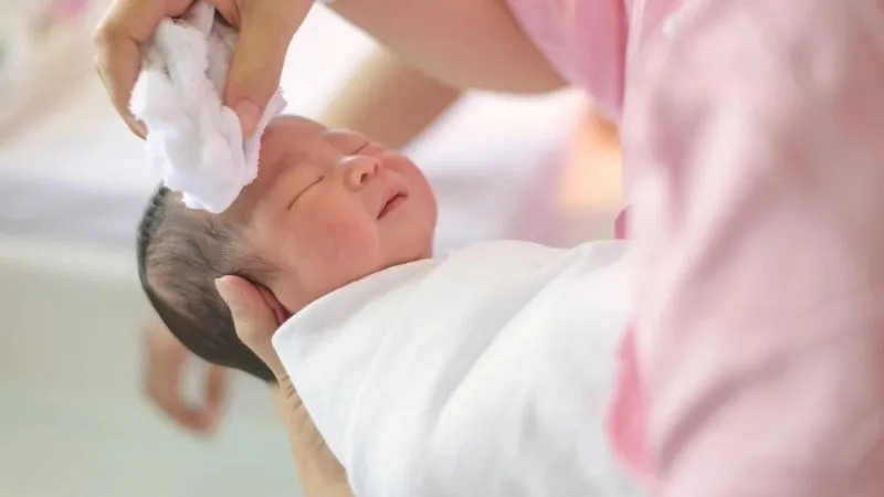 Cách chăm sóc và phòng ngừa trẻ sơ sinh bị rôm sảy ở mặt