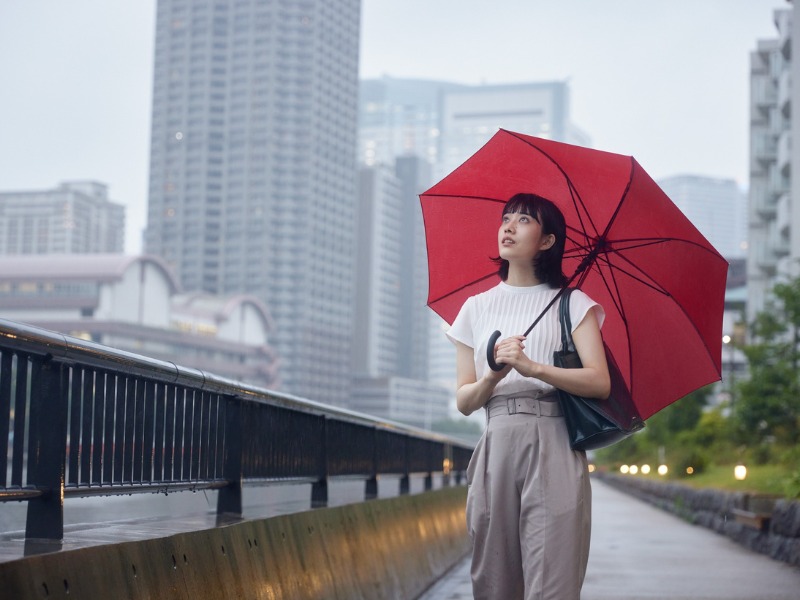 Trời mưa có cần bôi kem chống nắng không?