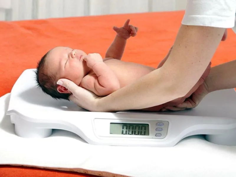 Vì sao cần theo dõi bảng cân nặng trẻ sơ sinh?