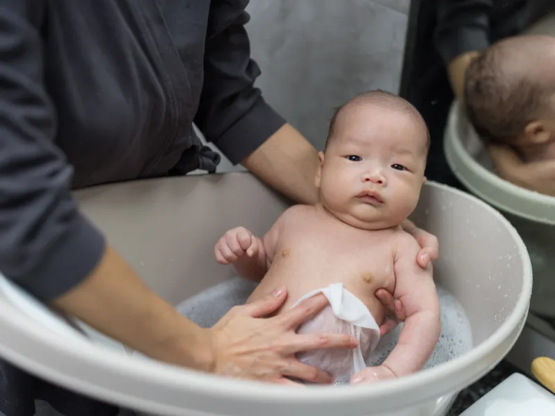 Bé bị rôm sảy tắm lá gì? Tiêu chí chọn lá tắm