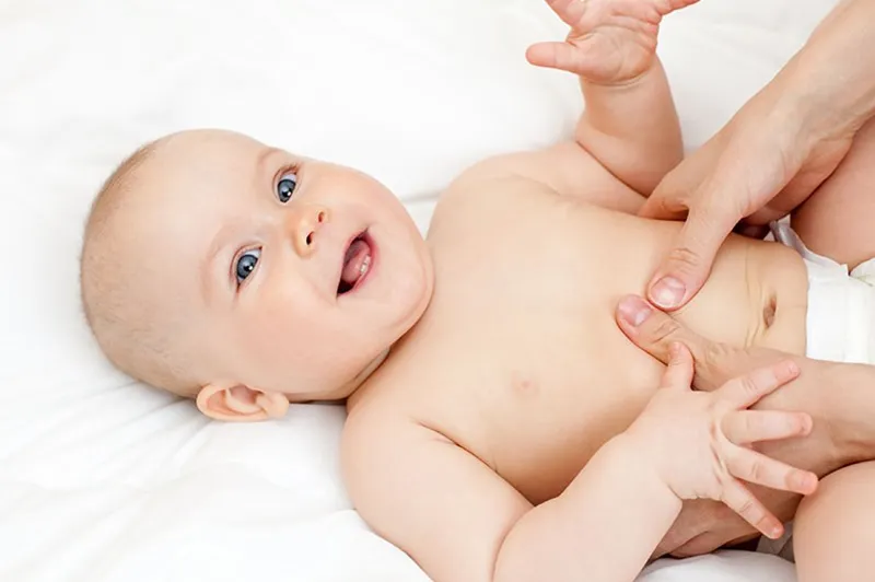Cách massage cho bé dễ ngủ - Massage ngực