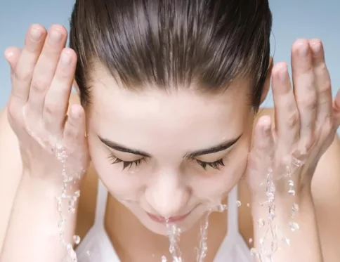 cách rửa mặt vào mùa đông